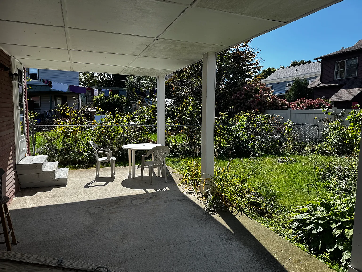 3 bed, 2206 sqft, $933 — Photo 2