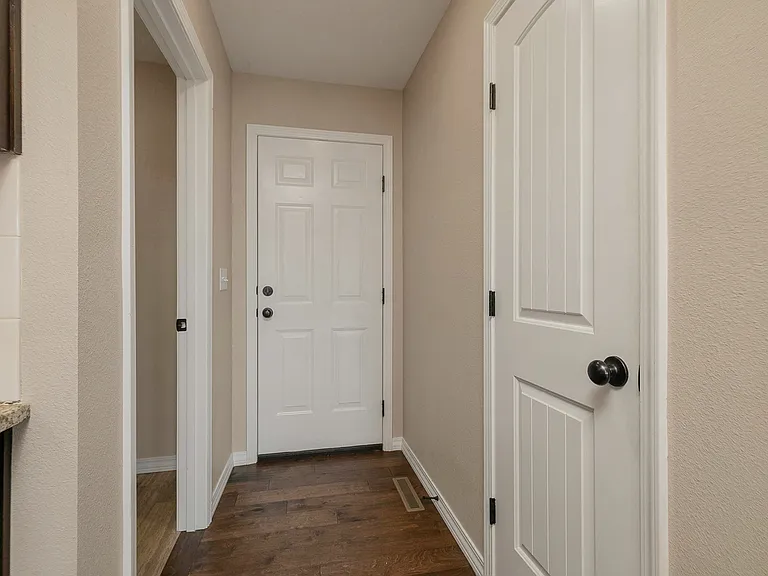1053 S Christopher Ave — Photo 22