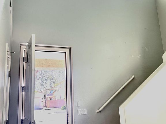 3rd image of 3084 E Franklin Ave