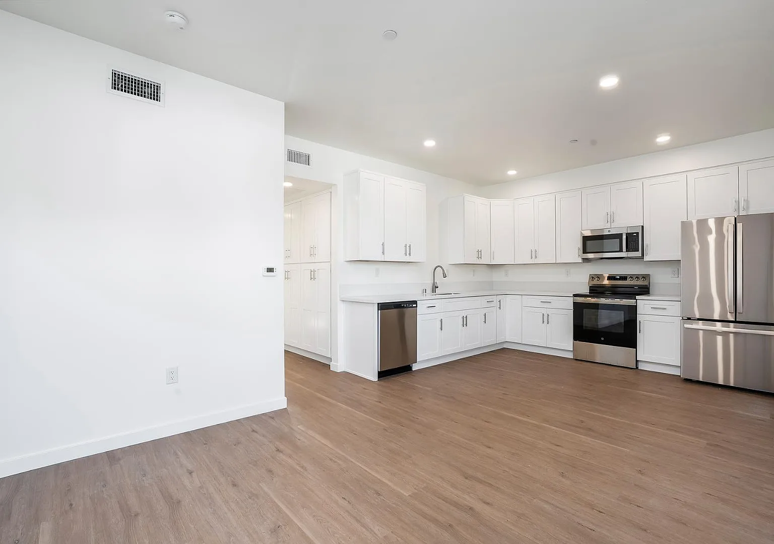 1815 La Siesta Way - 302 — Photo 2