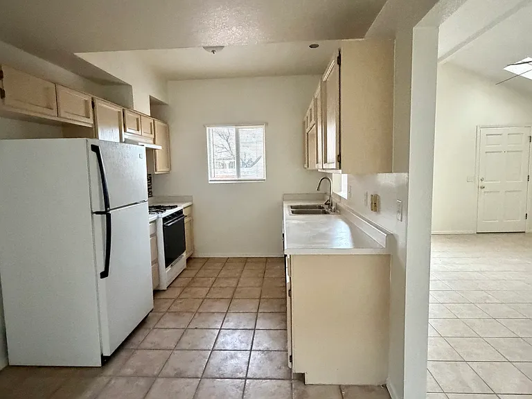 344 Bartlett Dr #E — Photo 10