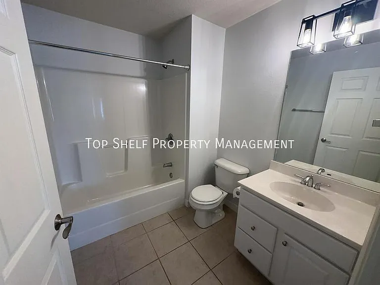 101 NW 8th St #105 — Photo 8