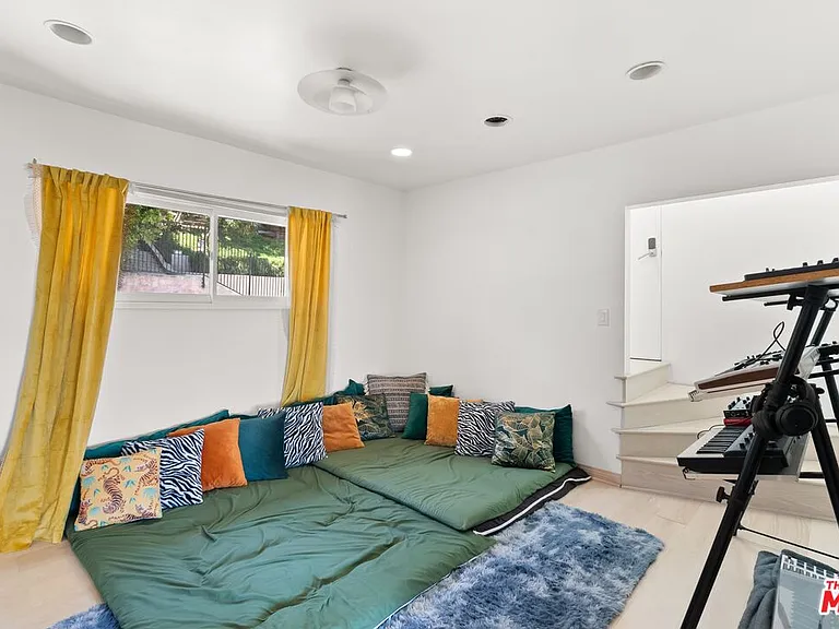 6630 Whitley Ter — Photo 10