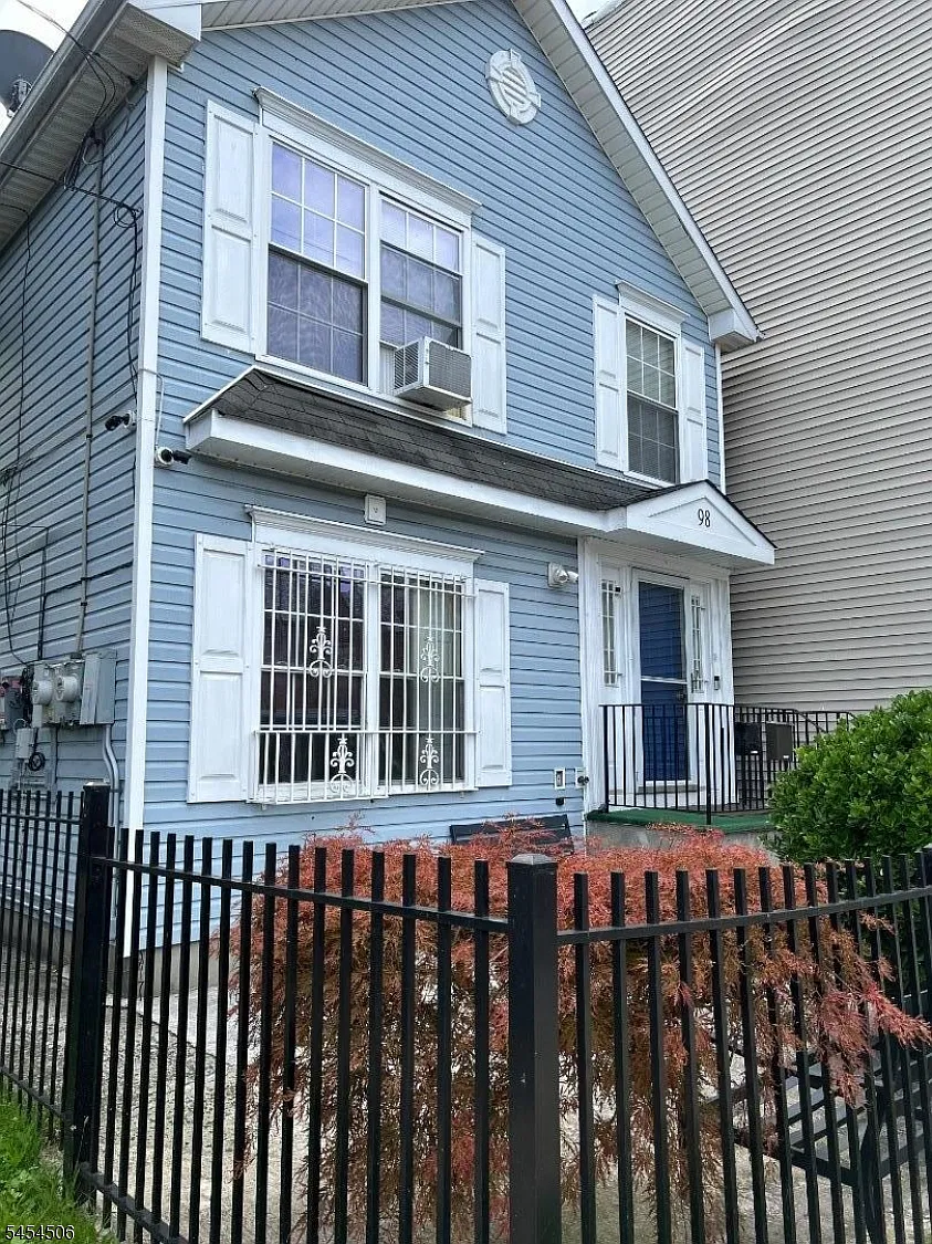 3 bed, 1.0 bath, $2,200 — Photo 2