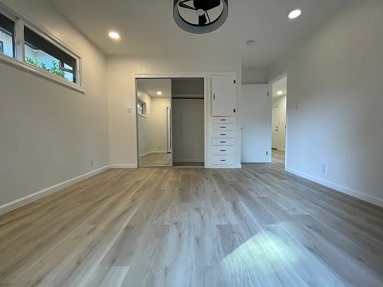 2746 Cowper St — Photo 13