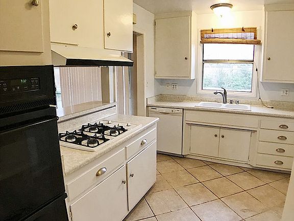 5th image of 2294 Dogwood St