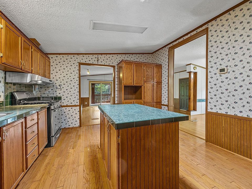 28th image of 995 Foster Rd