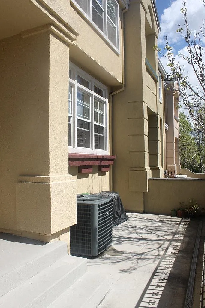 3 bed, 2.5 bath, 1637 sqft, $3,900 — Photo 1