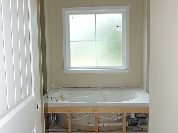 5th image of 120 Montrose Dr