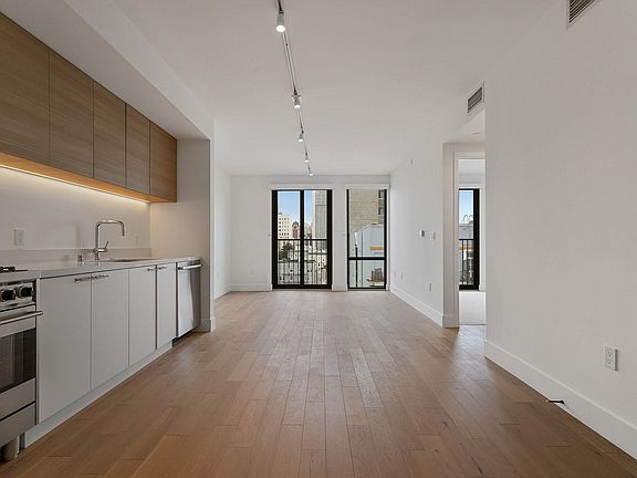 5th image of 719 Larkin St #802