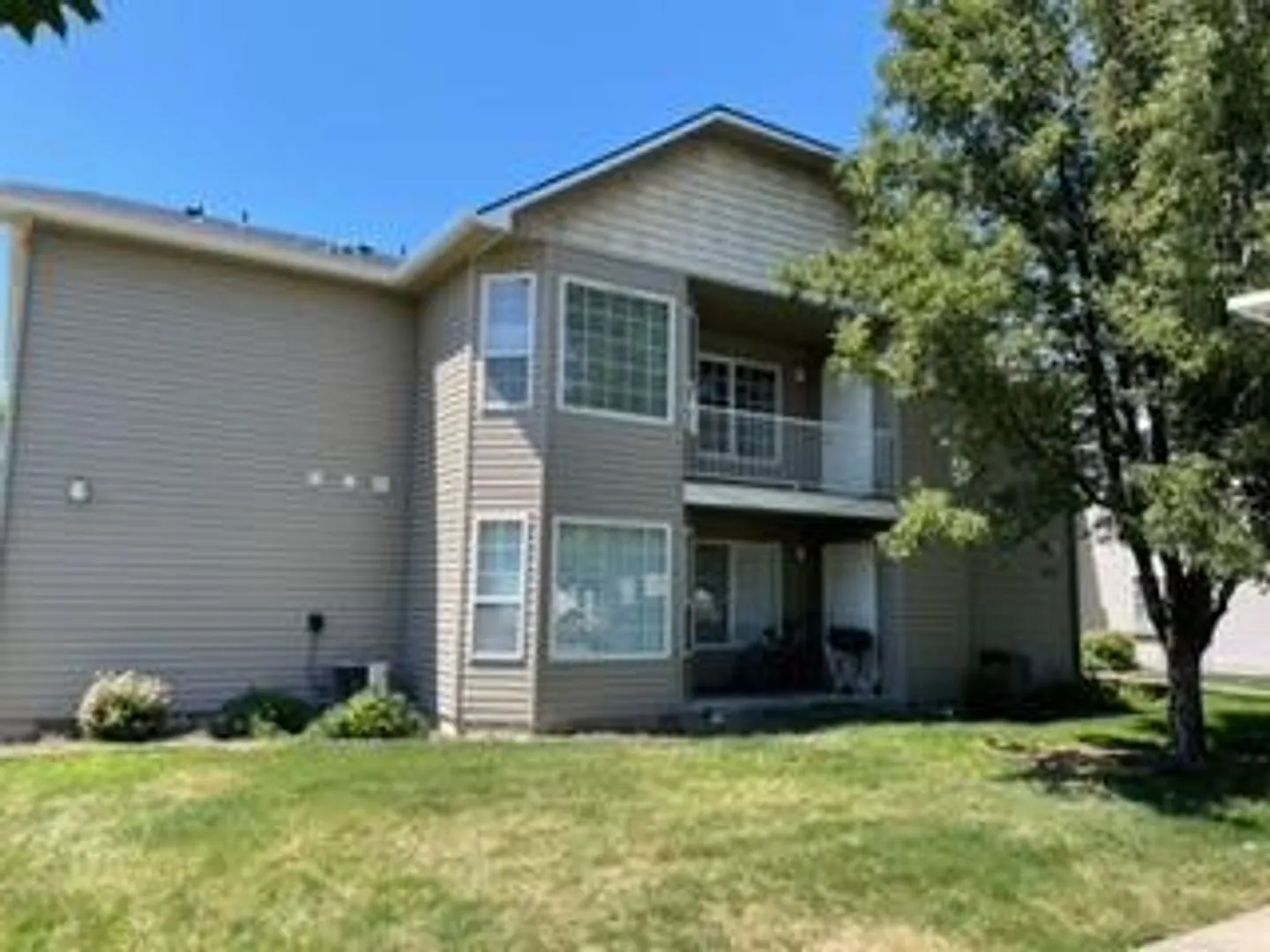 Centrally Located 2 Bedroom 2 Bathroom — Photo 2