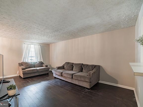 5th image of 1102 Oakwood Ln