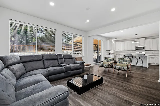 4 bed, 3.5 bath, 2663 sqft, $3,295 — Photo 2