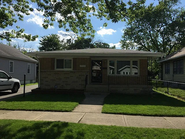 15220 Marshfield Ave photo 1