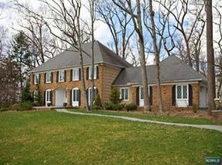 758 Iron Latch Rd, Franklin Lakes, NJ 07417