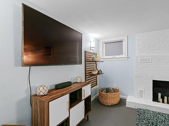 Flat screen smart TV with ROKU. We do not have cable.