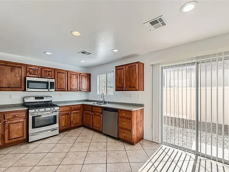 5849 Old English Ct — Photo 11