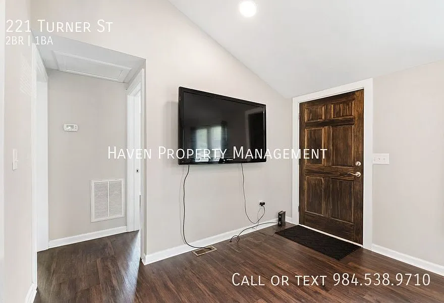 Charming 2BR Bungalow Home Minutes to Downtown Holly Springs! — Photo 3