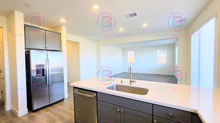 4 bed, 3.0 bath, 2807 sqft, $3,250 — Photo 4