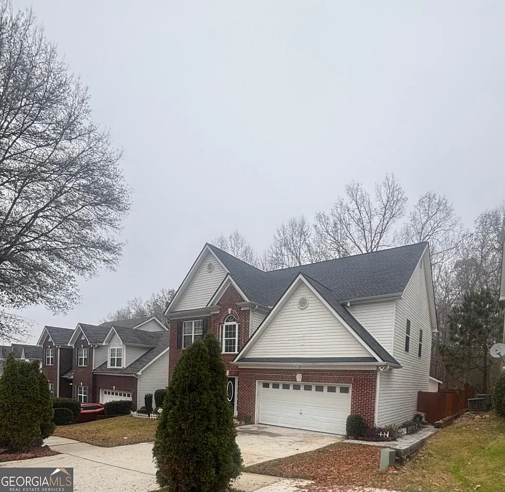 4 bed, 2.5 bath, 2414 sqft, $2,350 — Photo 2