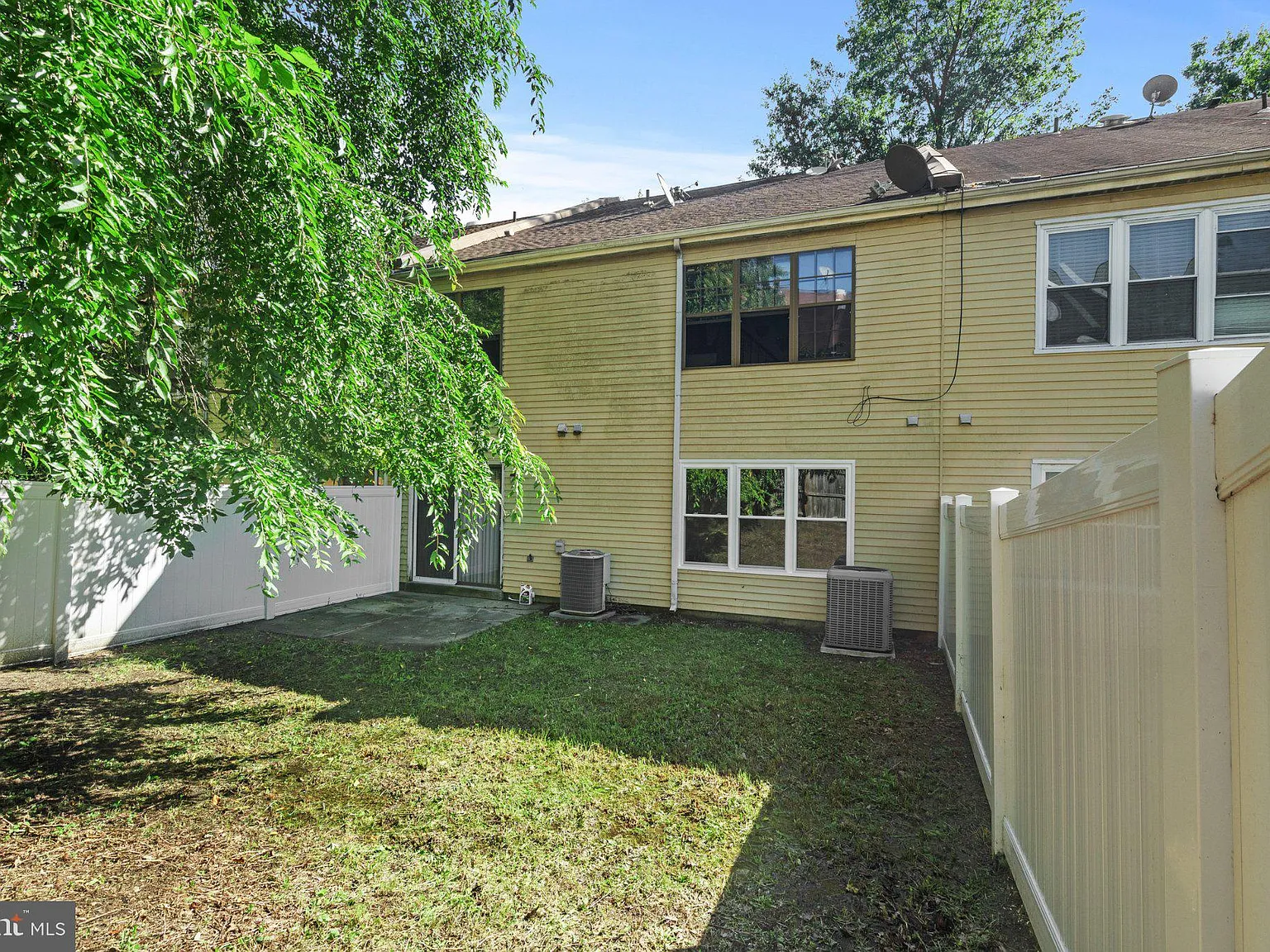 2 bed, 1.5 bath, 2416 sqft, $2,100 — Photo 3