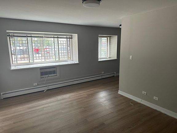 5th image of 526 W Oakdale Ave #123