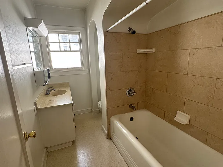 210 E Wyandotte St — Photo 17