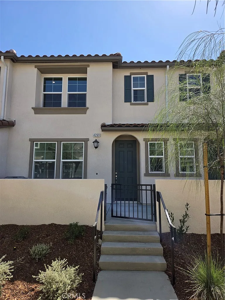 3 bed, 2.5 bath, 1555 sqft, $3,300 — Photo 3