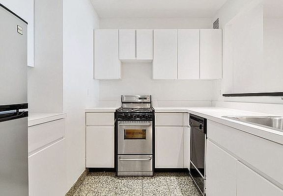 5th image of 213 E 37th St #4LL