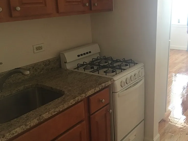 Studio kitchenette- 1637 Orrington