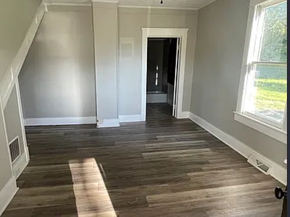 4th image of 212 College St #1