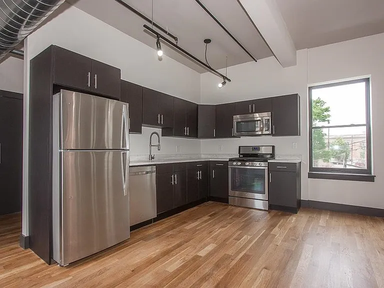 190 Christopher Columbus Dr #2R — Photo 5