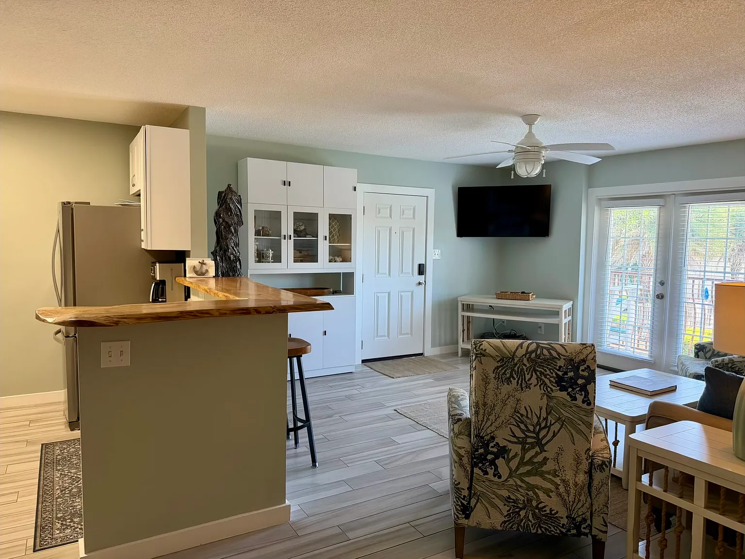 2100 W Beach Dr — Photo 3