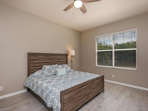 5th image of 526 Lake Louise Cir Unit 401