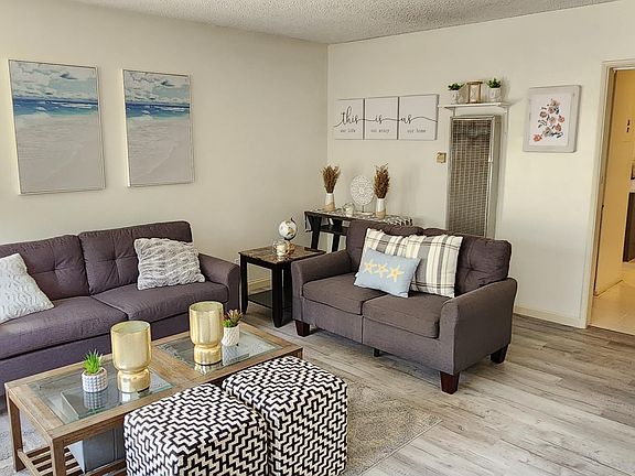 Livingroom with kitchen