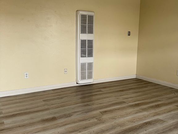 4th image of 4727 Haines St