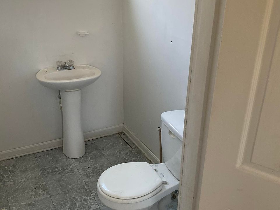 2nd image of 2440 Elliott Ave