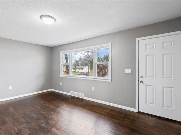 1201 Skyline Dr, Grandview, MO 64030