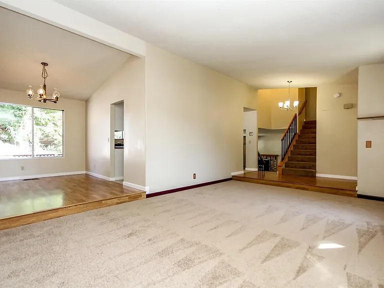 137 Edinburgh Way — Photo 7