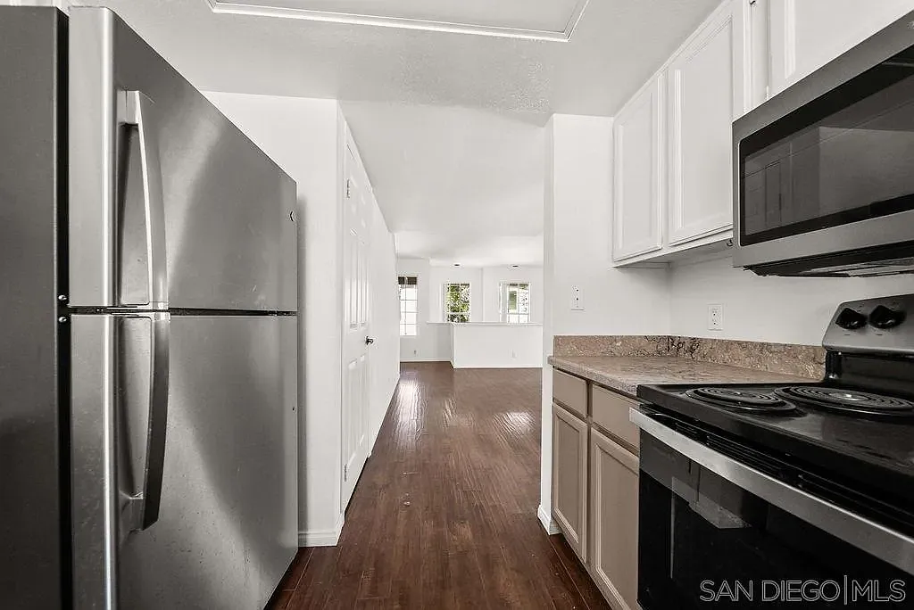 3 bed, 2.0 bath, 1271 sqft, $5,250 — Photo 2