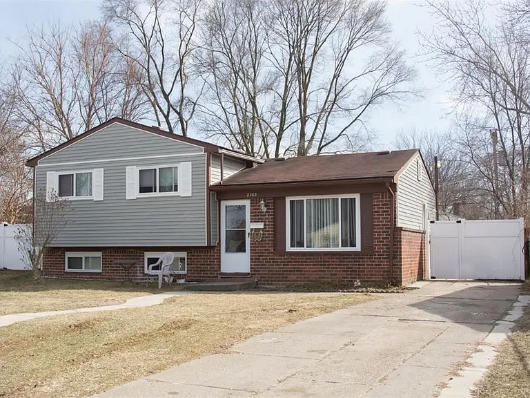 2368 Pineridge Ct — Photo 2