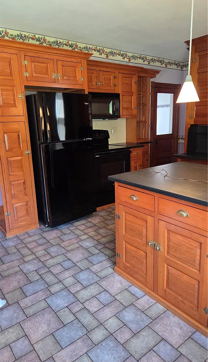 3 bed, 1.5 bath, 1900 sqft, $1,800 — Photo 3