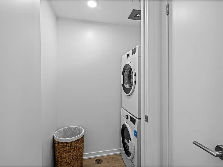 101 Roehampton Ave — Photo 118