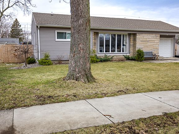 3rd image of 903 S Main St