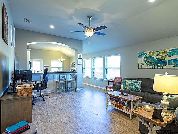 4th image of 210 Pecos Dr