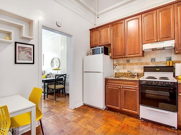 3rd image of 140 W 69th St APT 53A