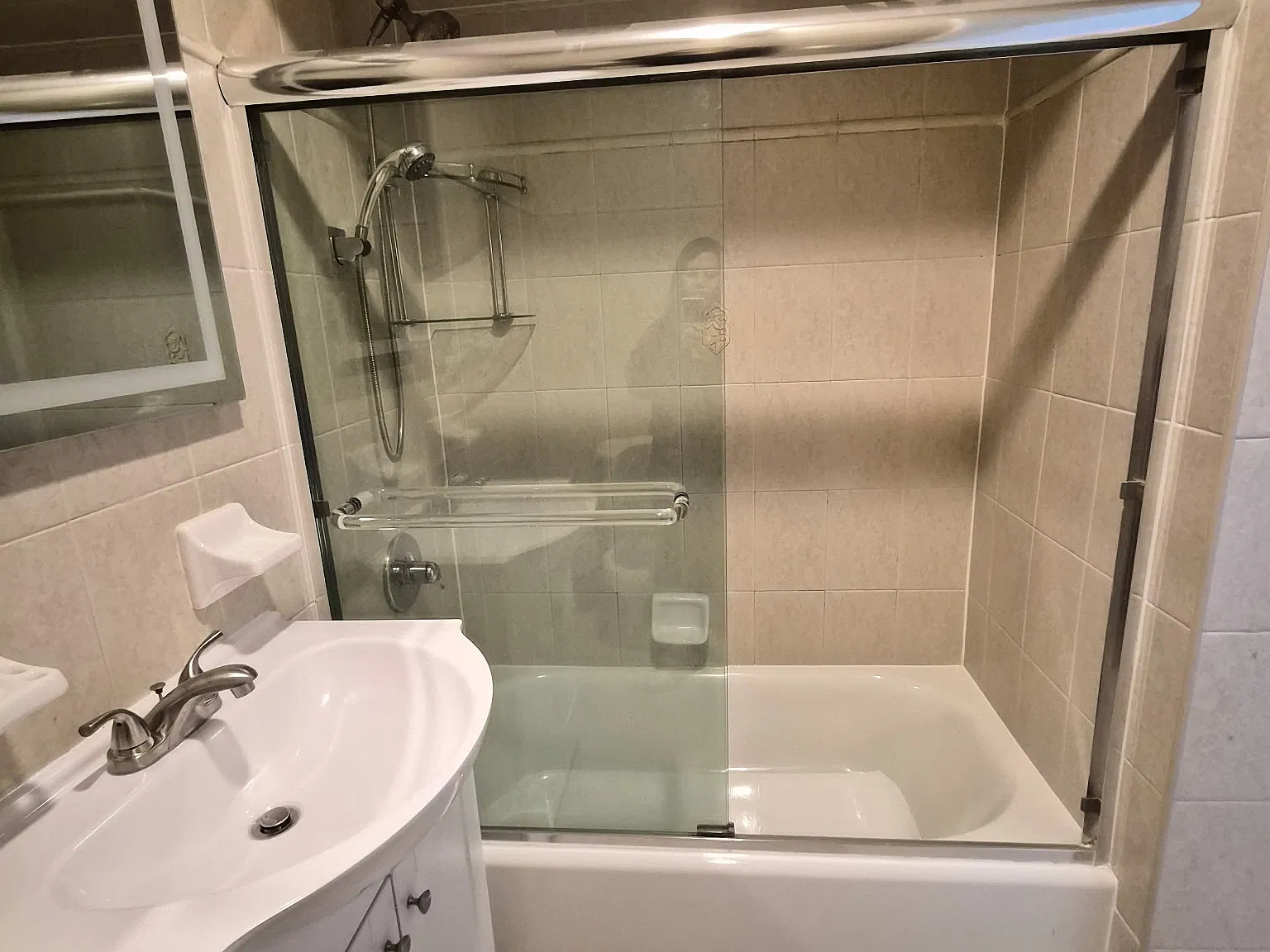 3 bed, 1200 sqft, $3,300 — Photo 2
