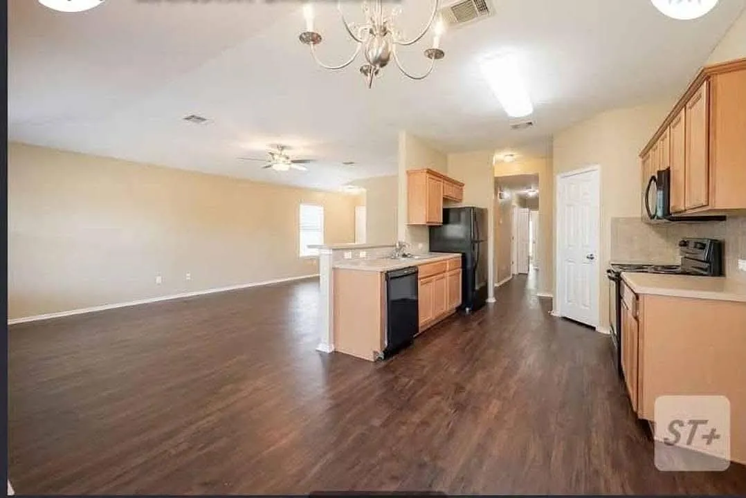 3 bed, 2.0 bath, 1469 sqft, $1,799 — Photo 4