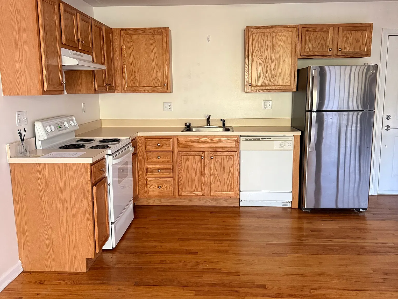 2 bed, 1.0 bath, 800 sqft, $2,350 — Photo 3