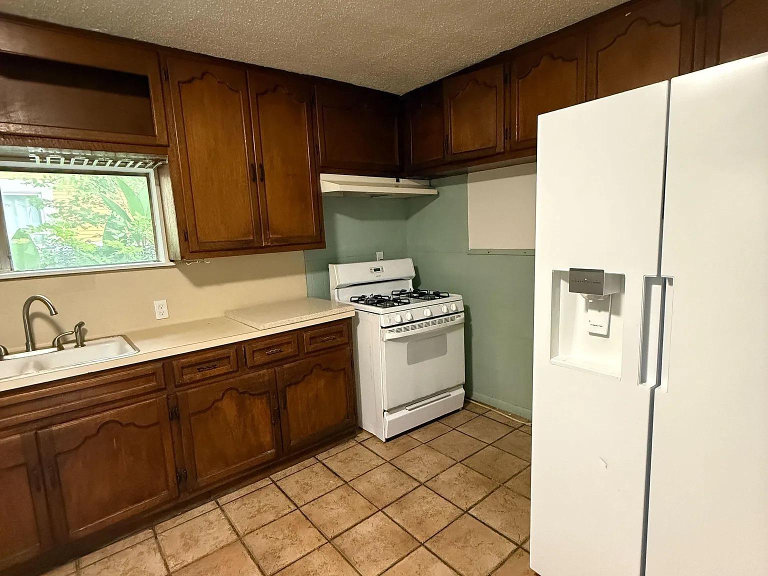 4 bed, 2.0 bath, 1800 sqft, $1,018 — Photo 2